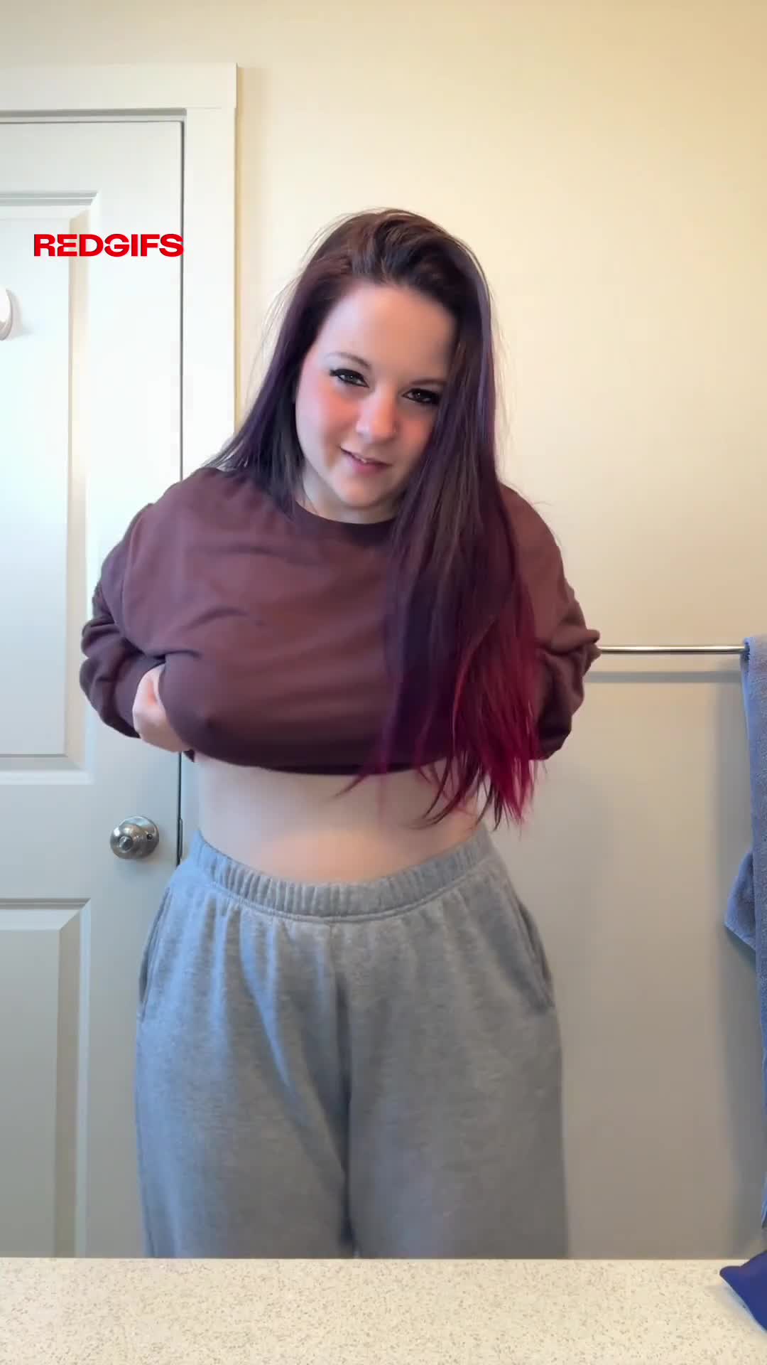 Curvy mom who loves showing her body to strangers