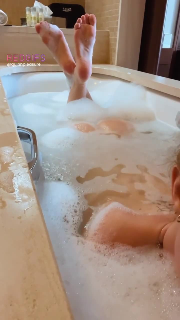 Showing you my wet 19yo cute butt